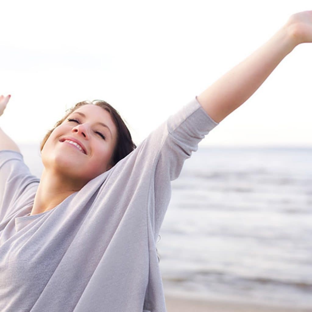 vrouw is blij door afvallen